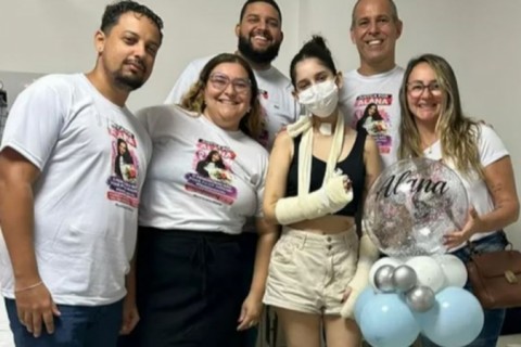 Jovem esfaqueada mais de 30 vezes por não aceitar pedido de namoro deixa hospital