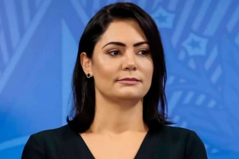 Michelle critica alegoria de Bolsonaro na Sapucaí como palhaço atrás das grades