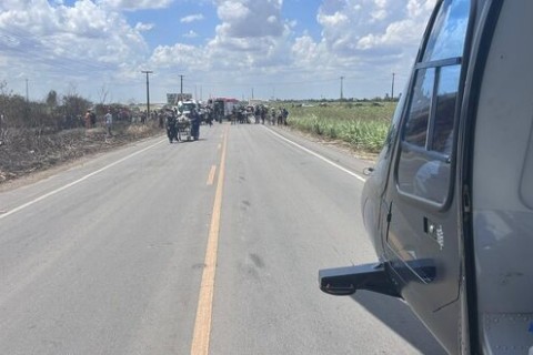 mulher é resgatada de helicóptero, na divisa da Paraíba, após acidente de carro